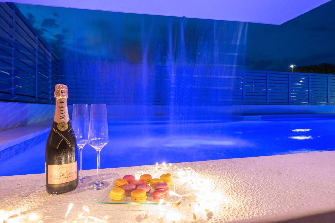 La With Stalactite Cave And Pool Bar *