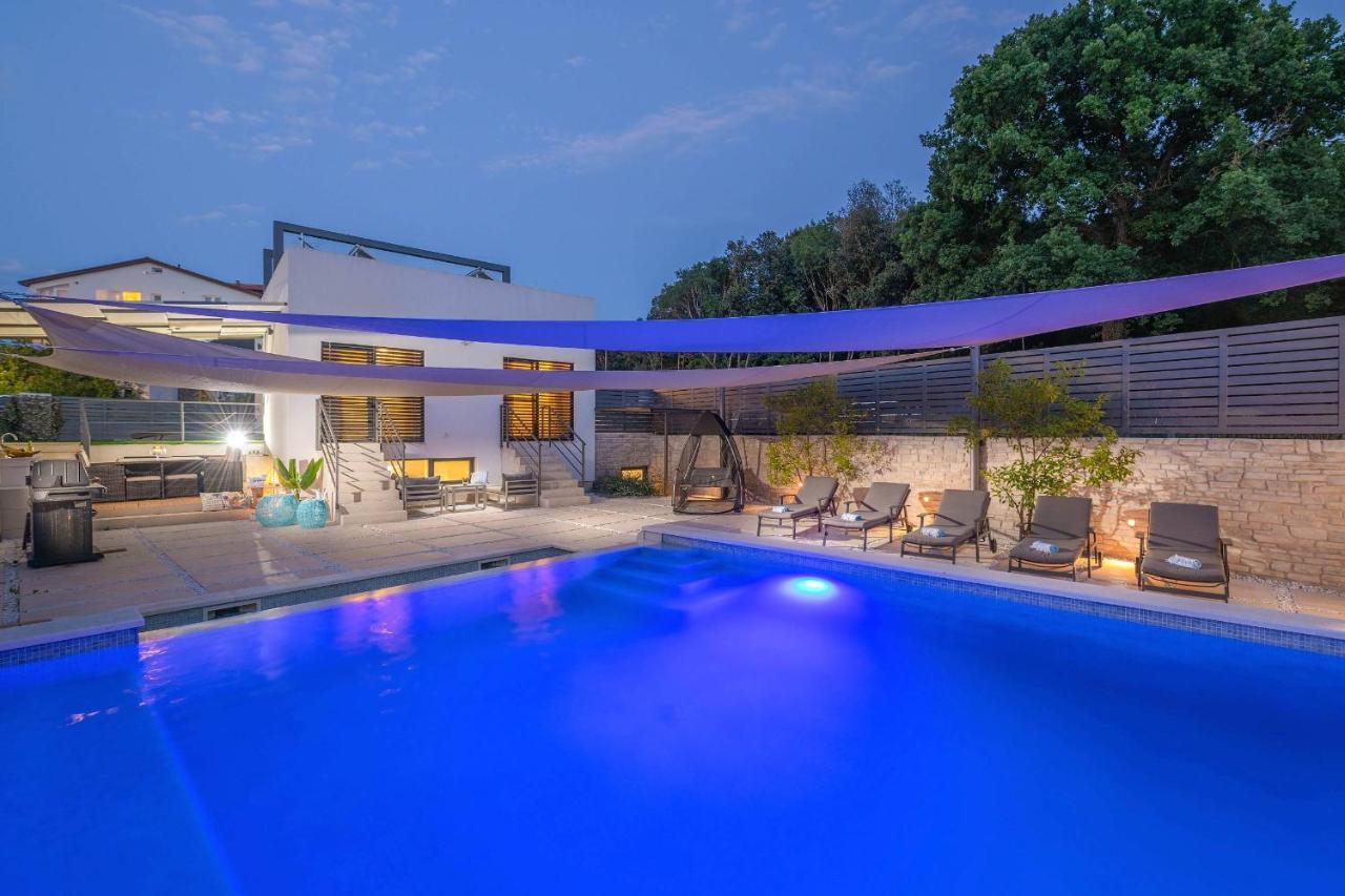 La With Stalactite Cave And Pool Bar