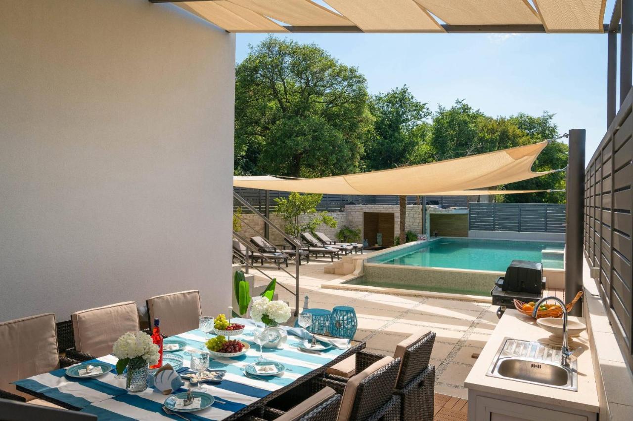 La With Stalactite Cave And Pool Bar Villa Pula