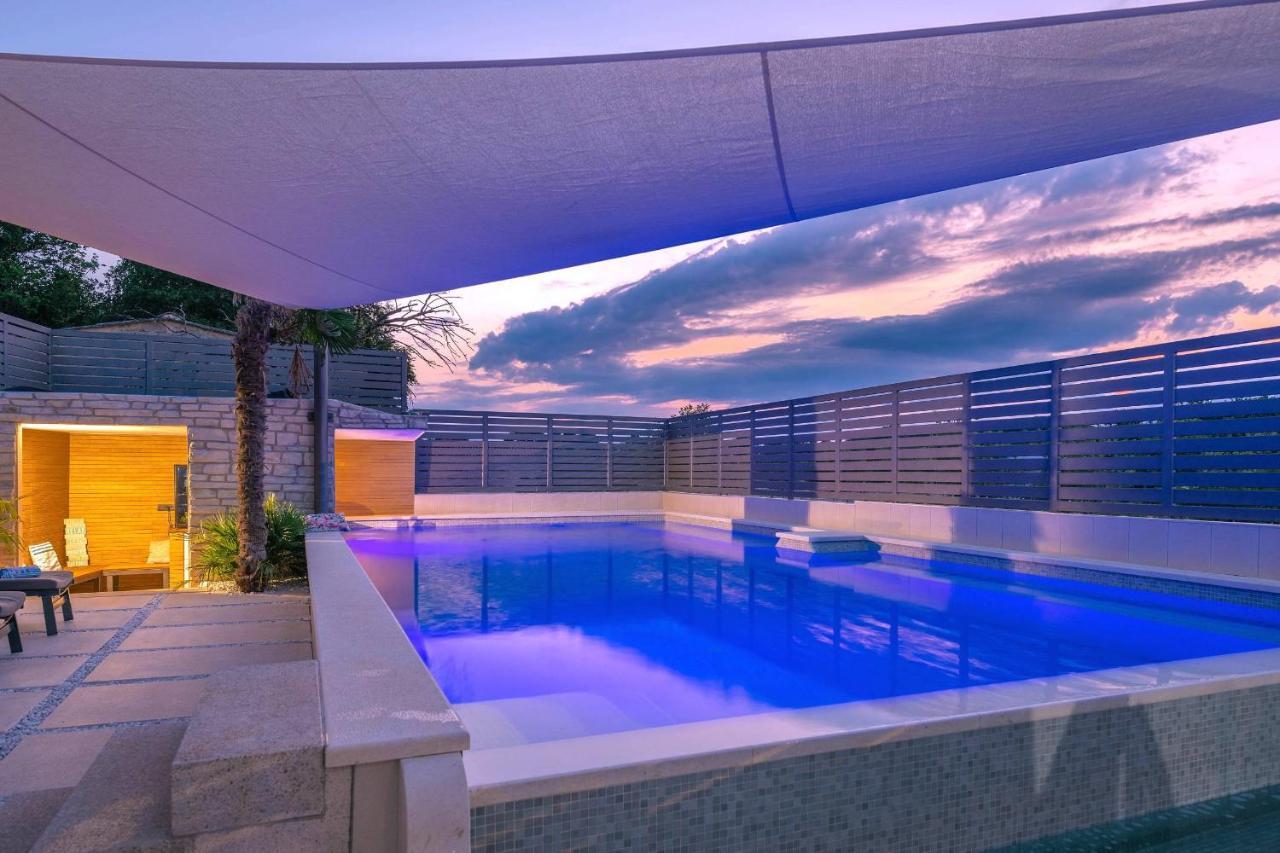 La With Stalactite Cave And Pool Bar Villa Pula