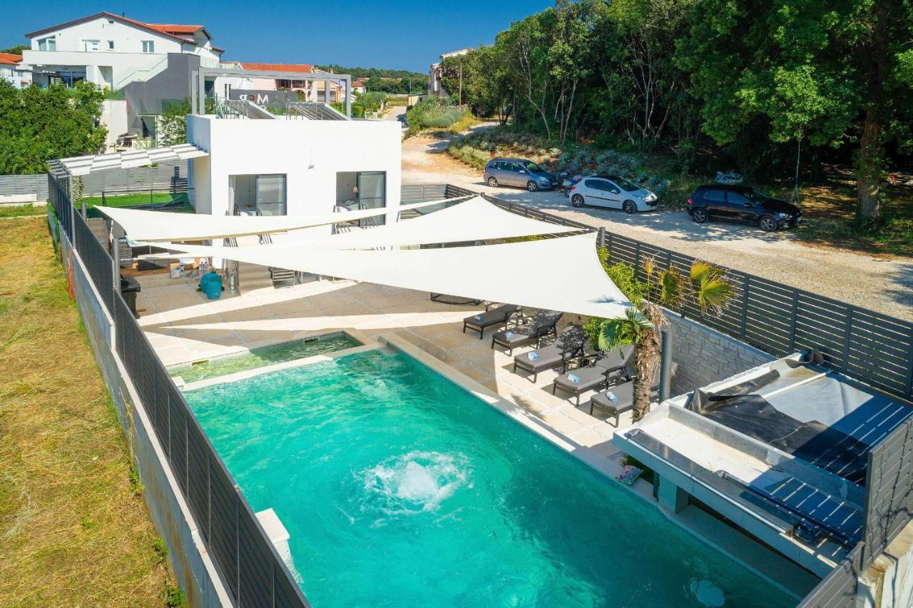 La With Stalactite Cave And Pool Bar *