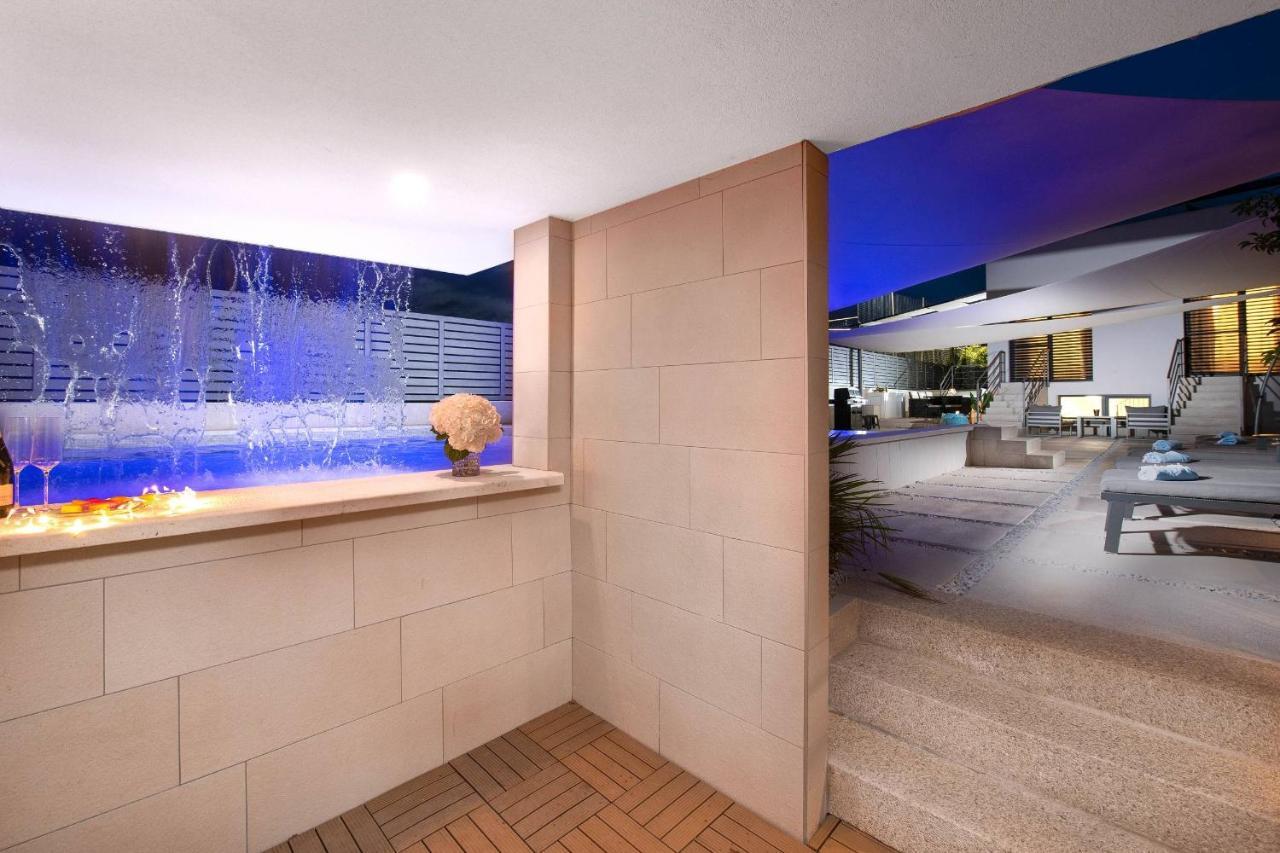 La With Stalactite Cave And Pool Bar *